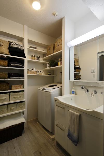 コンパクトな空間を効率よく使い切った洗面スペースです。自由に高さを可変できるオープン棚を最大限設置しました。洗濯機もキレイに収まりました。床は水に強いフロアタイルです。