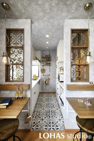 キッチンとダイニングの間の壁には、お施主さま支給のアイアンフレームをはめこんで存在感抜群のパーティションに。造作したカウンターデスクでお子さまが勉強するときの、ほどよい仕切りの役割を担っています。