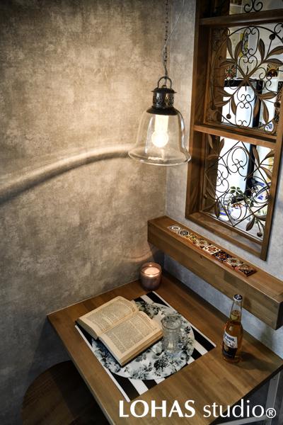 ダイニング側に設けたお子さま専用のカウンターデスクです。喧嘩にならないよう、2つのデスクはほぼ同じサイズで作られています。正面に見えるパーティションのおかげで、ほどよく集中できるスペースとなりました。