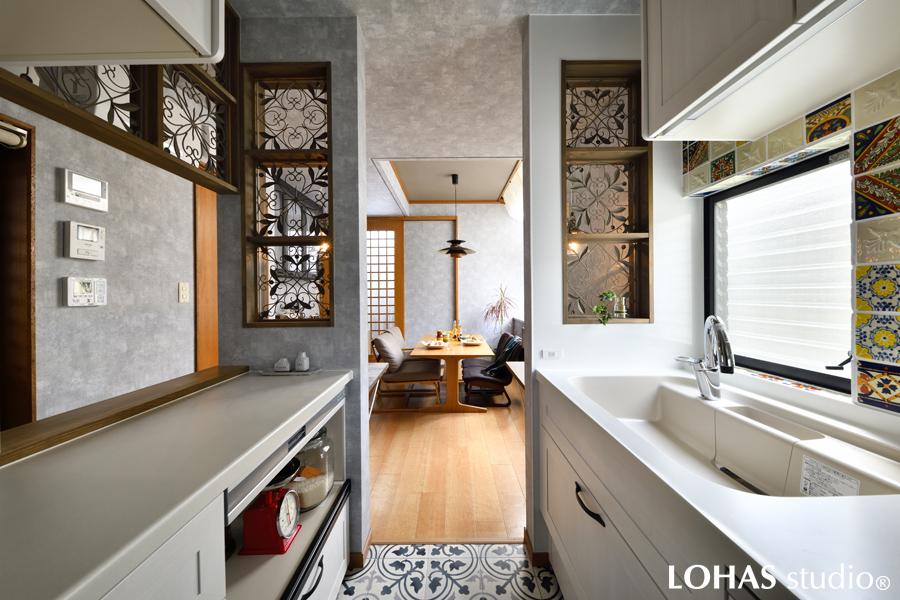 今までのスペースよりも少しコンパクトになったものの、間取りを工夫して吊り戸棚のほかにもパントリーや家電収納のあるカウンターなどを新設し、収納力をアップ。パントリーは小さいながらも調整できる可動棚で使い勝手がよく、勝手口からすぐにしまえるので便利です。