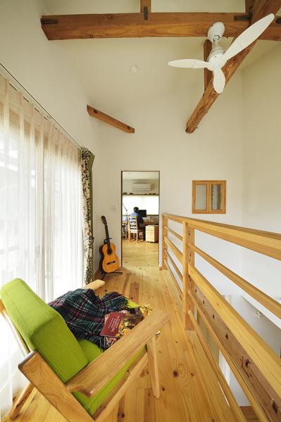 2階「くつろぎコーナー」です。バルコニーと吹抜けに挟まれた配置で 両サイドは開けた空間になっています。日なたぼっこを愉しみながら豊かな時間を過ごせます。2階に音楽機器 階下にスピーカーを設置するH様のアイデアで 吹き抜けが臨場感いっぱいの音楽ホールに変身。 奥に見えるのはご夫婦の趣味室です。