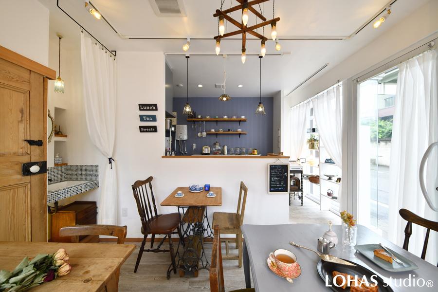 真っ白な壁にアンティーク調の家具が映える、シャビー感のあるフレンチスタイルの店内です。天井から下がる印象的な照明は、なんと糸車を利用して作られたシャンデリア。訪れた人の心がほっと暖まるようなお店でありたい。そうMさまが思い描いた通りのお店が誕生しました。