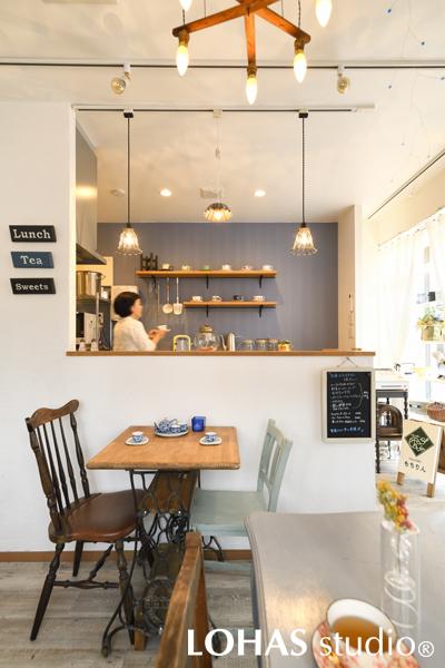 滋味あふれるお料理や薬膳茶を準備する厨房は、ここだけアクセントとして壁紙を貼るご提案をさせていただいたもの。大好きなブルーカラーで彩られ、調理する時の気分もあがります。設備はガスオーブンの付いたキッチンを選び、高い火力でパンを焼くことも可能です。