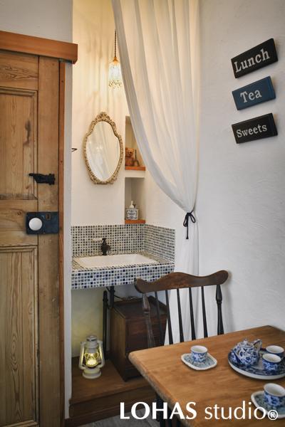 ご友人とDIYでタイルを貼って作り上げた、お客さま用の洗面スペースです。上にはMさまがハンドメイドで作ったビーズの照明がきらめきます。ご自身でDIYすることにより、コストカットに成功。お店への愛着もわき、思い出にもなりますね。