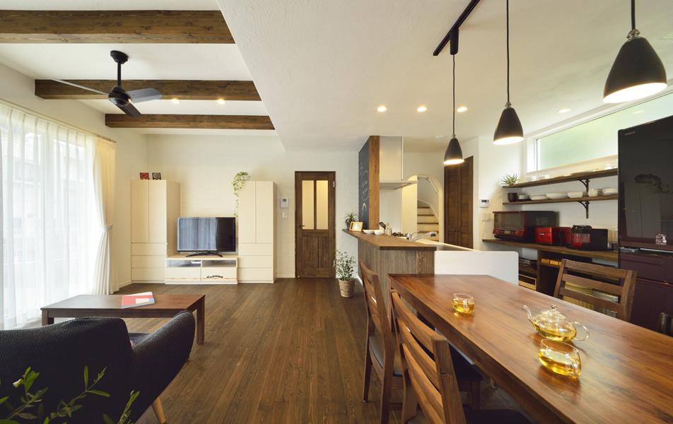 リビングと同じ高さで屋外ウッドデッキを造作した『ロハス』スタイルの広いLDKです。デッキを使った食事やプール遊びがお子さまの楽しみに。「自然」が生活の一部に加わりました。