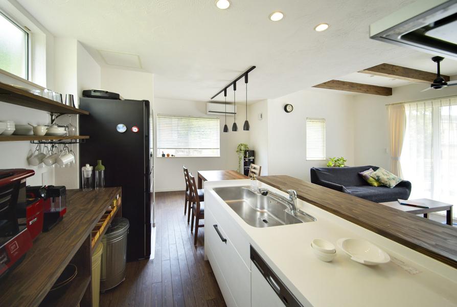 「ものを持ちすぎない」を心がけているO様に合わせてデザインした使いやすい対面キッチンです。LDK全体に視線が届く子育てに嬉しい眺めの良さ。床や壁は触り心地の良い自然素材です。