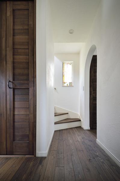 北窓から穏やかな光が届く明るい廊下・階段です。階段の壁にはガラスブロックで内窓を造り暗くならないよう配慮しました。踊り場にはニッチを設けて階段ギャラリーの楽しさも。