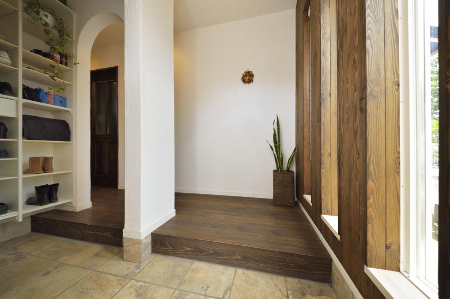 美しいアーチ状の柱で空間を区切った使いやすい玄関です。オープンな収納で視界が広く多人数の出入りも楽々。「靴棚の風通しが良い」「普段から整理する習慣ができる」とご好評です。