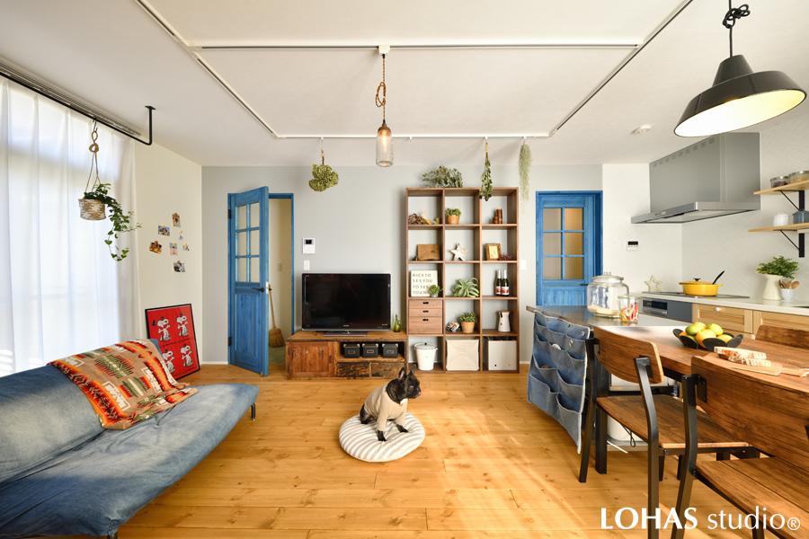 ホワイトテイストでまとめ、2か所から降り注ぐ日光が明るく照らすLDKです。天井に巡らせたライティングレールからは、照明だけでなく植物も飾って、まるでカフェのようです。