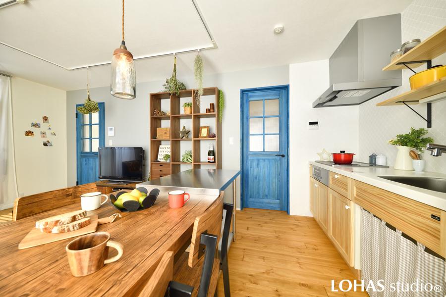 LDKは1階につながる階段前の扉と、サニタリーと洋室につながる扉の合計2つのドアが特徴的。どちらも二世帯家族のプライバシーを保つ重要な役割を果たしています。爽やかなブルーカラーを選ぶことで、家のシンボル的存在になりました。