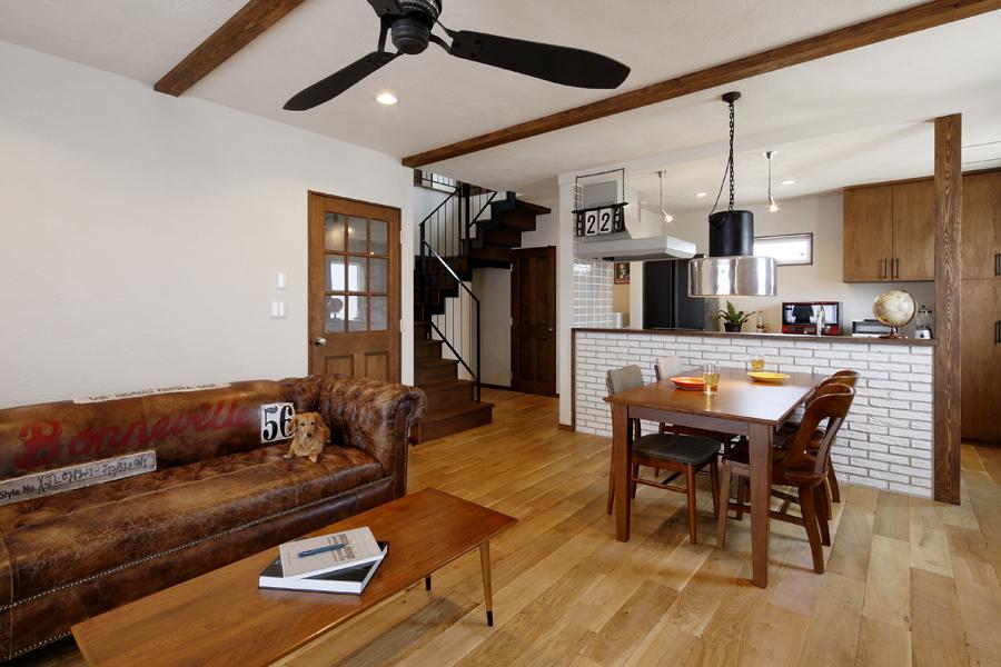 素材の持ち味を生かしたナチュラルなLDKです。お手持ちのソファなど存在感のある家具に合わせて柱や梁をアンティーク風に加工、「憧れ」のイメージを忠実に再現しています。