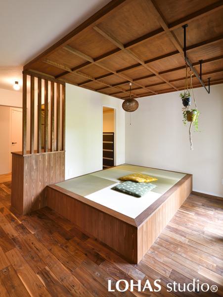 ホッとひと息つけるような空間を目指し、格天井を造作した小上がりスペースです。縁側のようにお庭を眺めながらくつろいでいただけます。奥様の家事スペースも兼ねており、洗濯物を取り込んでからしまうまでの流れがスムーズに行えます。