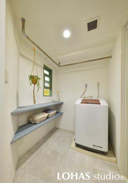 湿気のこもりやすい脱衣室は、空気が流れるようにオリジナルのインテリアウィンドウを取り付けました。空気の流れを助けるだけでなく、手洗いが必要な洗濯物を窓から渡すこともでき、使い勝手がいいと好評です。