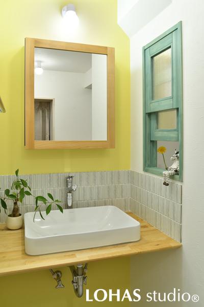 帰ってきたお子さまが手洗いうがいの習慣を身につけられる、玄関からすぐ左に設置された洗面台です。明るいビタミンカラーの色合いは見ているだけで楽しくなりそうですね。