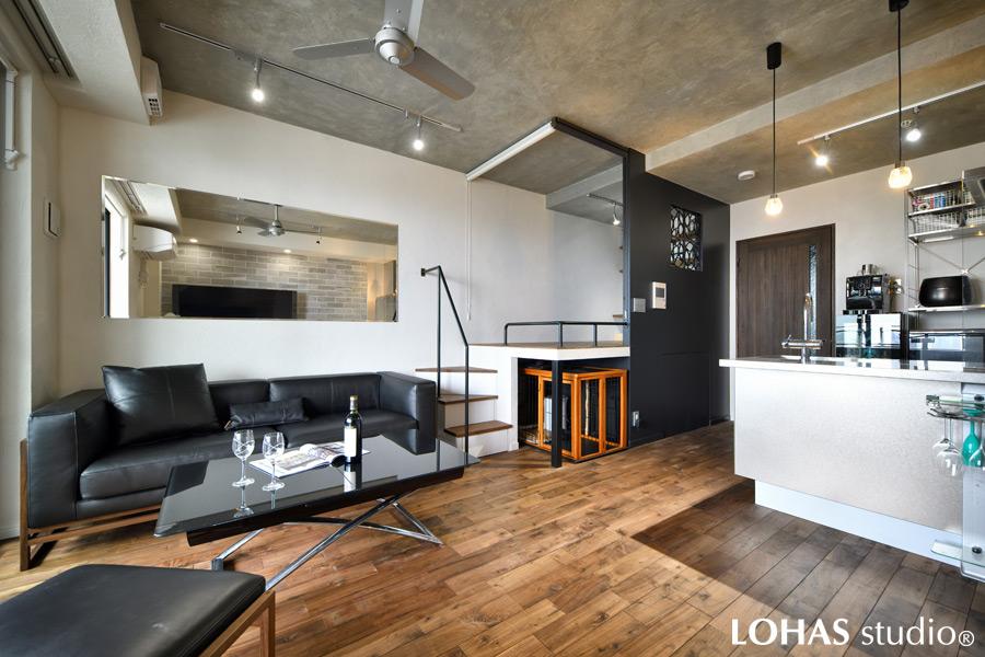 シック＆ラグジュアリーなテイストで作られたLDKです。落ち着いた色味の調度品に合わせてブラックアイアンのアイテムを取り入れながら、間接照明やタイル使いなどにこだわってホテルライクな仕上がりとなっています。