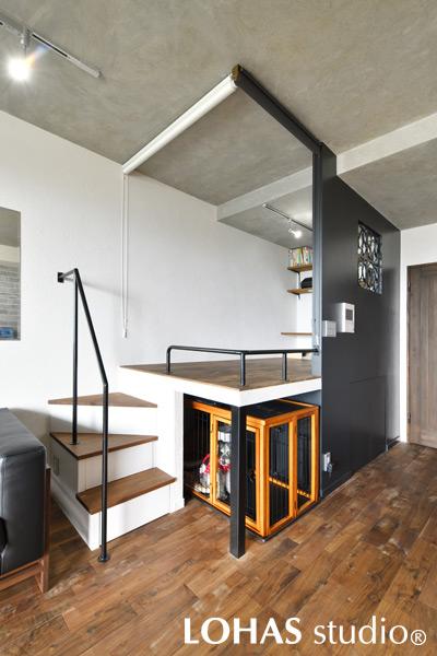 空間を最大限に活用したスキップフロアです。上段にはワークスペースも完備したロフトベッドのスペースをご用意しました。プライベートな空間のため、ロールスクリーンで目隠しすることもできるように配慮。下段にはペットスペースと収納スペースをお作りしています。