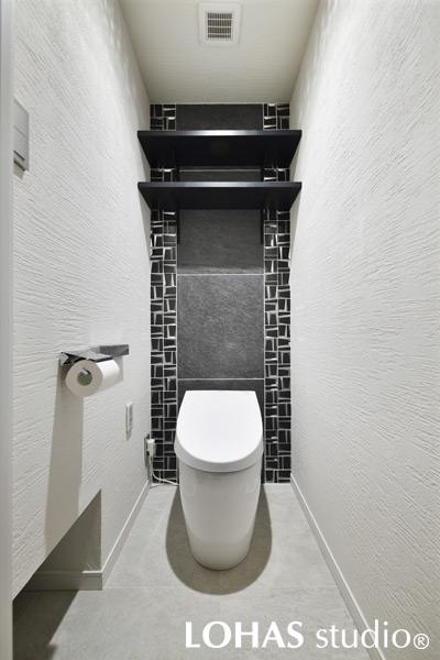 モダンな印象のトイレです。背面には2種類のタイルを組み合わせてデザインし、空間をすっきりさせられるように物入をお作りしました。
