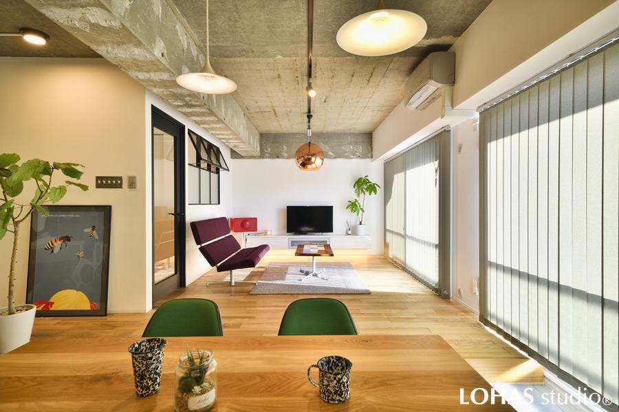 ゆったりとした広さを叶えたリビングダイニング。躯体現しの天井やアイアンテイストの内窓などの無骨なスタイルと、無垢材やしっくいを使った自然素材の優しい雰囲気、そしてOさまご夫婦のチョイスした個性あるインテリアがよく馴染んだ空間となりました。