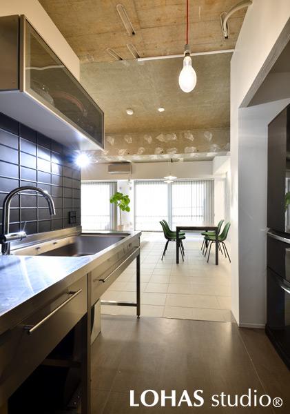 全体のインテリアと調和する様、ステンレス製のフレームキッチンをセレクトしたキッチンスペースです。ダイニングとの壁をなくしてオープンにし、お子さんを見守りながら家事ができるように配置を工夫しました。