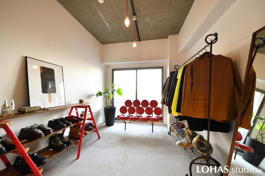 玄関横には、広々と使用できるオープンなS.I.C＆W.I.Cとなりました。贅沢に空間を使って、まるでアパレルショップの一角のようなスペースに。扉のある収納棚も別途設けているため、生活感もでずスッキリと使えます。