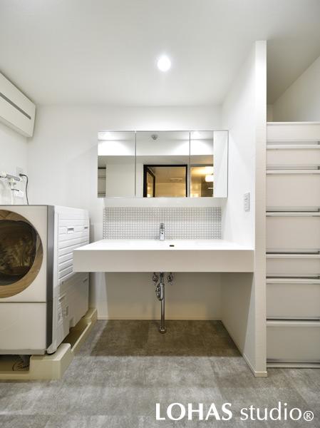 Oさまこだわりの扉を取り付けた洗面室です。玄関から真正面の位置にあるため、Oさま宅のシンボルにもなりました。水回りはホワイトでまとめ、清潔感たっぷりに仕上がりました。