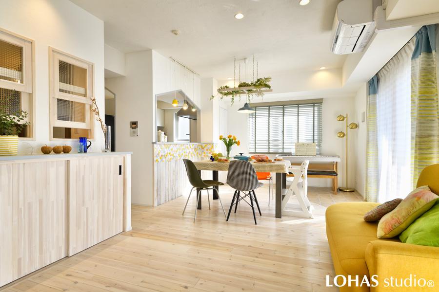 様々な色使いが楽しい印象となったLDKです。お子さまの大好きなイエローを中心に、お手持ちのソファのビタミンカラーにも合うよう元気の出るカラーリングで窓廻りまでトータルコーディネートしました。