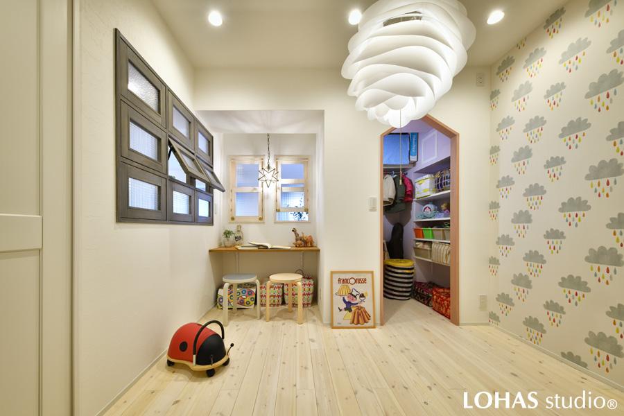 ホワイト調でまとめられた暖かみのある子供部屋です。デスク前の室内窓はLDKに繋がっているので、日の光を通すため明るさもばっちり。家族とのつながりがゆるやかに保てるつくりです。