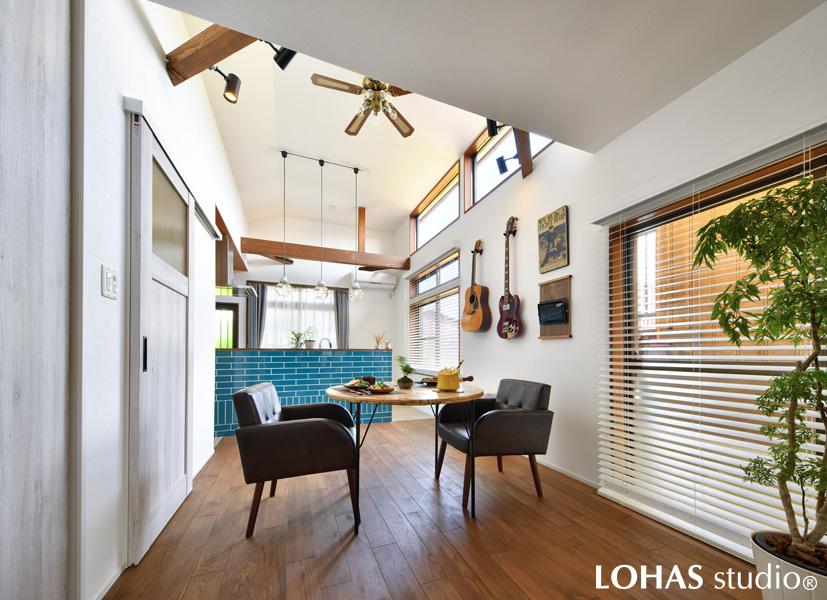 和室と洋室を取り込んで広々とした空間を実現したLDKです。キッチンは吹き抜けのところまで大移動させて、部屋とその先の庭までを見渡せるようになりました。たくさんの窓から光が注ぎ、心地よく過ごせる住まいとなりました。