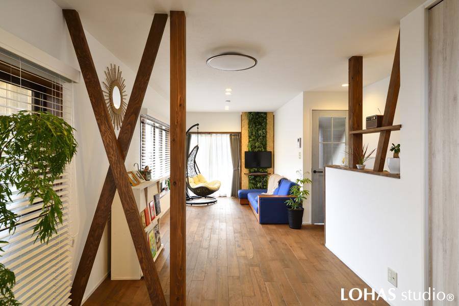 部屋を遮っていた収納を撤去し、現しとなった筋交いでゆるやかに空間を区切ったリビングダイニングです。あえて現しとすることで木の温もりのあるアジアンテイストインテリアになりました。