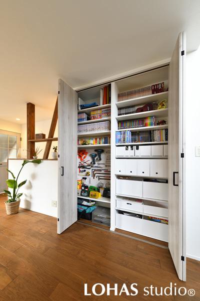 わずかにできた空間を活用し、壁一面の収納をお作りしました。雑然としがちなリビングもすっきりと片付きます。お施主さまご自身のDIYで工具スペースも追加され、今後のお家の進化も楽しみです。