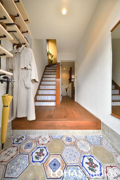 スパニッシュ・コロニアル様式の模様が描かれた六角形のタイルが印象的な玄関周りです。可動棚をたくさん造り付け、靴や上着、傘といったものがすべて一望できるようになりました。既存の階段とも馴染み、オリジナリティあふれるスペースです。