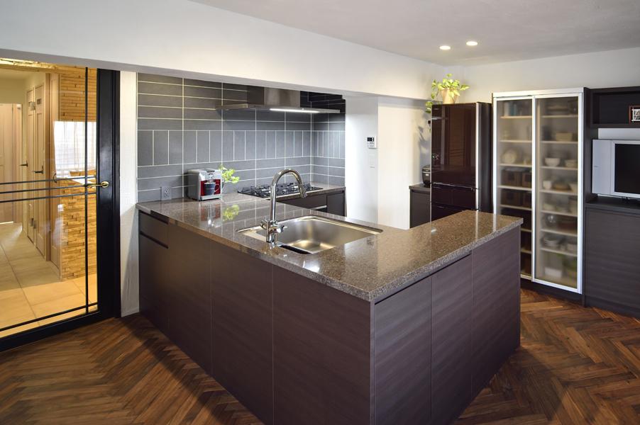 男性目線で造作した使いやすいU型キッチンです。ブラウン調の躯体にアイスグレーの壁を合わせた安定感あるデザイン。調理台を挟んだ多人数での調理にぴったりです。