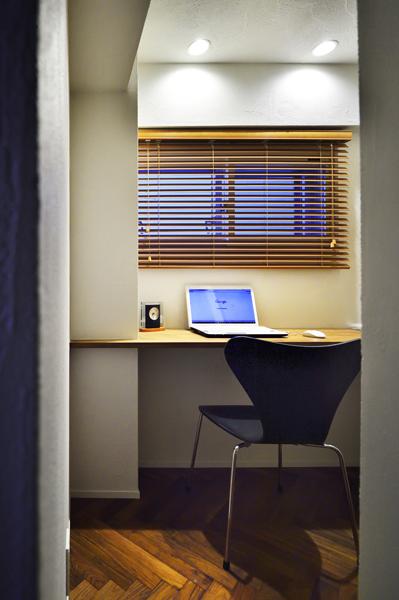 リビングの一角に造作した「隠れ家」風の書斎です。LDKと壁で隔て「個室」化しながら 扉を付けず 家族の気配を感じて過ごせるように配慮。浮棚のデスクで足元は広々です。