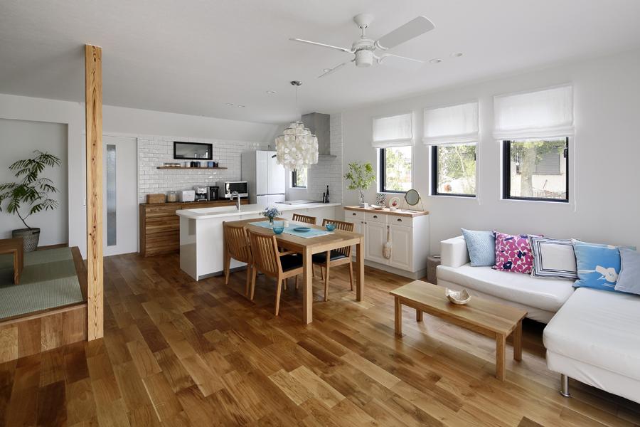 無垢オーク材を床敷きした趣きあるLDKです。床・壁・天井に断熱材を施工し四季を通じて快適な室内環境になりました。掃き出し窓からウッドデッキと一体的に繋がります。