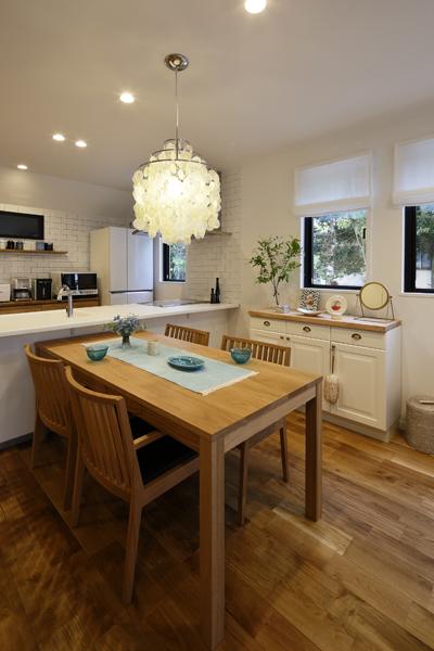 ペンダントライトが華やかな印象のダイニングです。天井にはオレフィンクロスを施工しました。床は木目が美しく傷のつきにくいホワイトオーク無垢材です。