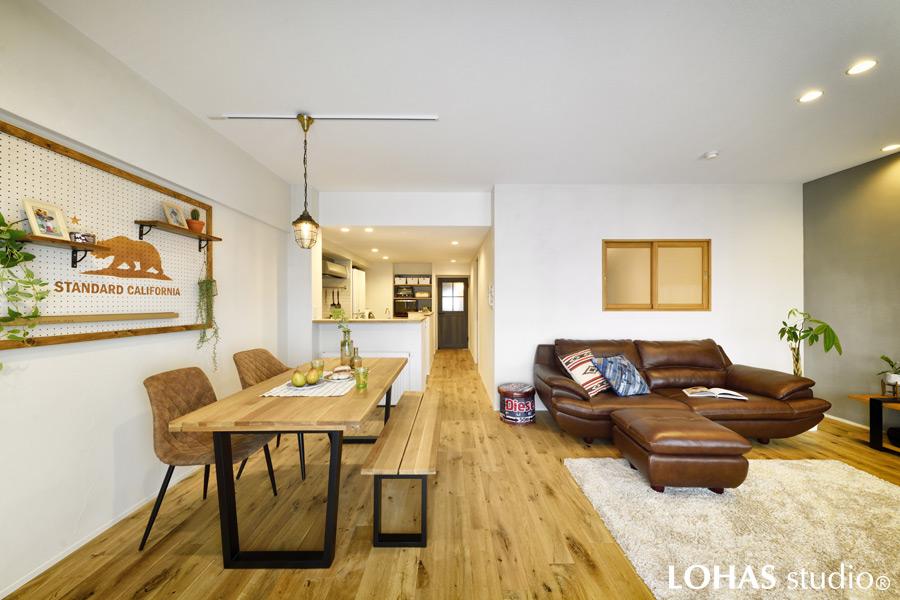 一か所だけモルタル調の珪藻土を施工し、凹凸の質感で雰囲気をアップさせたLDKです。床のフローリングはクリアオイル塗装にして、無垢材の持つ温かみをそのまま活かしています。