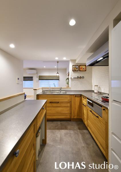 もともとはキッチンと洗濯機置き場の間に間仕切り壁がありましたが、思い切って壁を取り払い、洗濯機置き場もキッチンに取り込みました。 配管の位置を動かせなかったキッチンですが、回遊できる広々とした空間になり、リビングを見渡せるようにもなりました。収納が充実しているのも嬉しいところ。