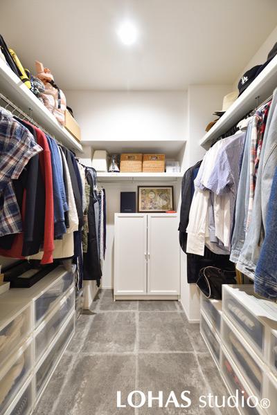 家族全員の衣服をまとめて収納できるW.I.Cです。枕棚とパイプハンガーを作りつけて、収納力たっぷりに仕上げています。枕棚の上にはバッグやコレクションされている帽子などを並べて、身につけるものすべてを集約することが可能となりました。