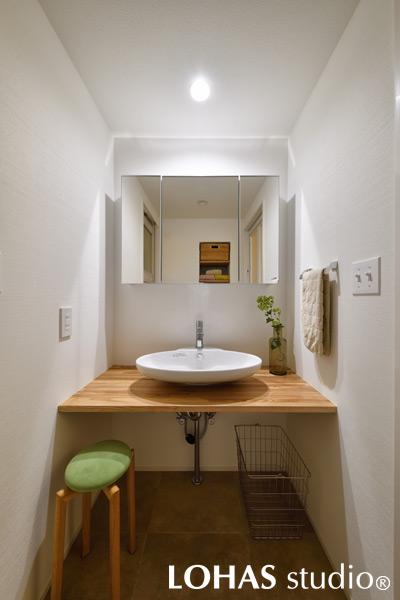 手洗いカウンターを造作し、お洒落な洗面ボウルを取り付けた洗面スペースです。シンプルナチュラルにまとめながら、カフェにあるような可愛らしいスペースとなりました。