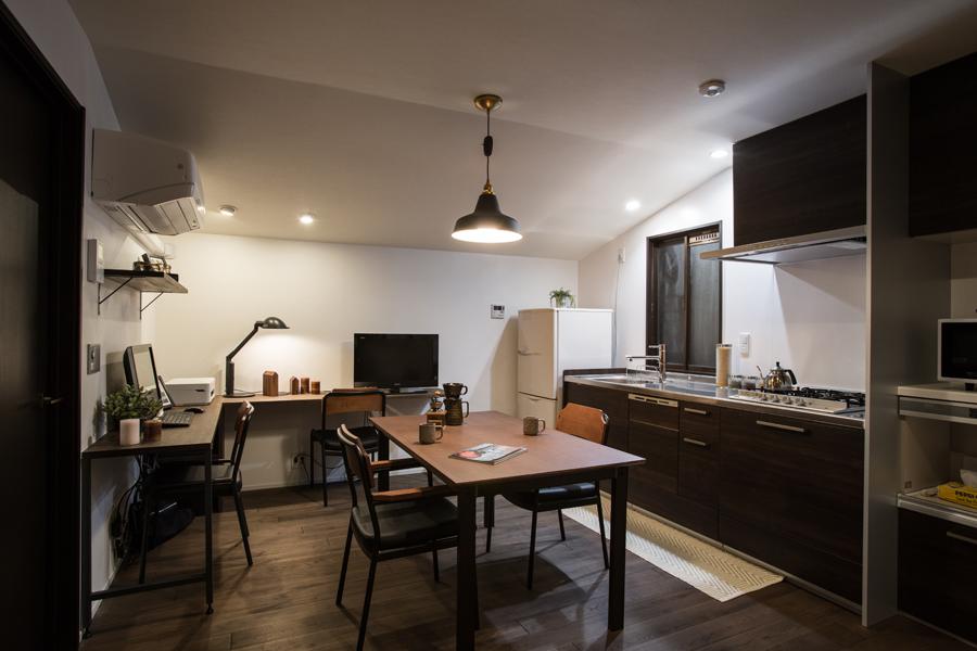 ご要望で造作したダイニング内ワークスペース・テレビボードです。家具はスチール脚を中心にしたシンプルなスタイル。収納棚をカウンターの下に用意して電話機等を納めました。限られたスペースを高密度で活用！