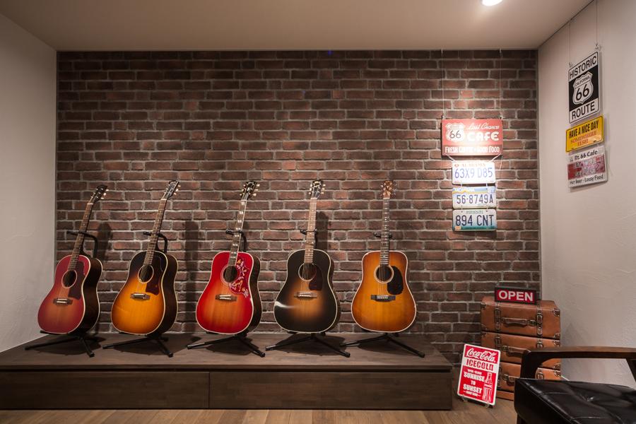 ステージとしても使えるリビング内ディスプレイコーナーです。ギターコレクションが映えるよう造作された特別な場所。T様がこだわって選んだブリックタイルでヴィンテージ感が倍増！