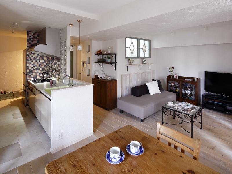 白をメインに色を合わせた光を感じる明るいLDKです。間仕切りや高い家具類を置かず 広い空間を造り 室内窓で奥の部屋にも明るさを届けました。床はホワイトオークの無垢材を自然塗装で 壁は珪藻土 天井はエコクロスです。