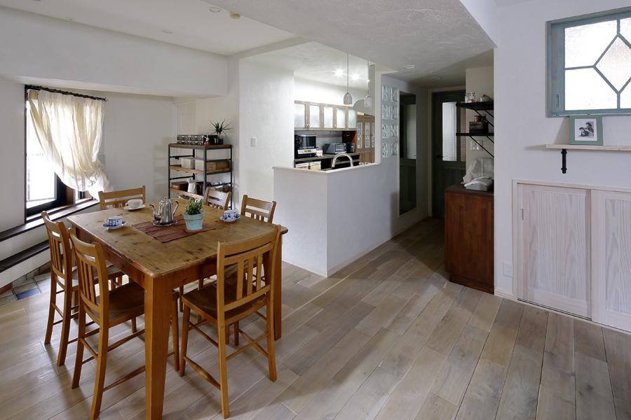 天井が一段高い伸びやかなダイニングです。壁は珪藻土 天井にはエコクロスを施工。出窓につながる位置にダイニングを配置したことで開放的になりました。動線を改善しキッチンとのアクセスも良好です。