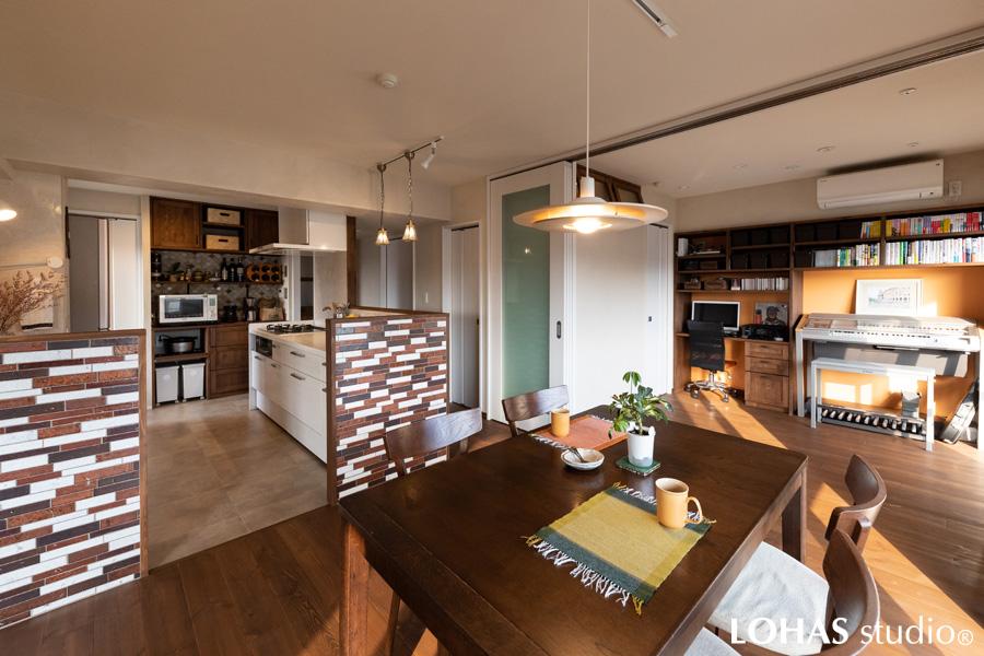 光のたっぷり入り込むLDKです。奥には壁面をいっぱいに活用して、作業用のスペースをお作りしました。お手持ちのモノに合わせてぴったり収まるよう作られた棚は、収納力もたっぷりです。