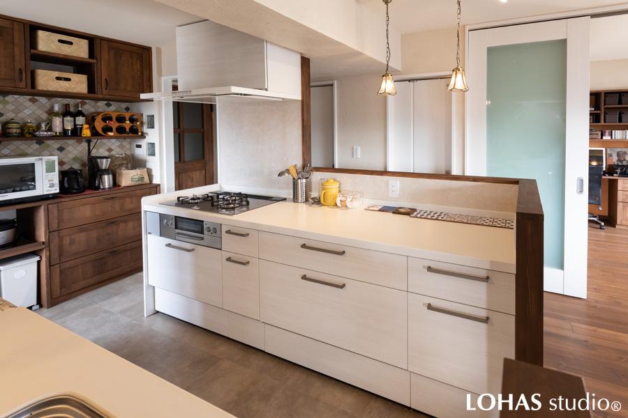 回遊性を高めたプランで作られたキッチンです。専用の収納棚には家電がぴったり収まってスマートな印象になりました。洗面からリビング、キッチンへの動線を考慮した作りによって、混雑しやすい来客のときもスムーズに対応が出来るようになっています。