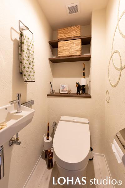 ホワイト中心にシンプルにまとめられたトイレスペースです。タイルで柄を作り、壁に遊び心のアクセントを加えることで、入るたびに楽しくなる、オリジナリティに溢れる場所となりました。