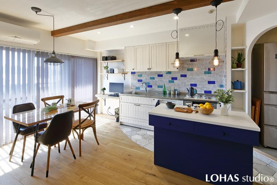 自然素材をたっぷりと使ったナチュラルテイストのLDKです。アール壁や床の切り替えなど細部にもこだわって、ブルーカラーをアクセントにしながらも全体的に優しい印象となりました。