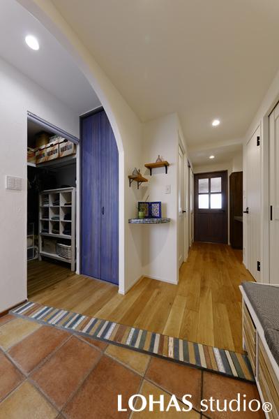 シューズインクローゼットをお作りした玄関周りです。あまり段差は設けずに、カラフルなタイルを組み合わせたことで賑やかな印象となりました。