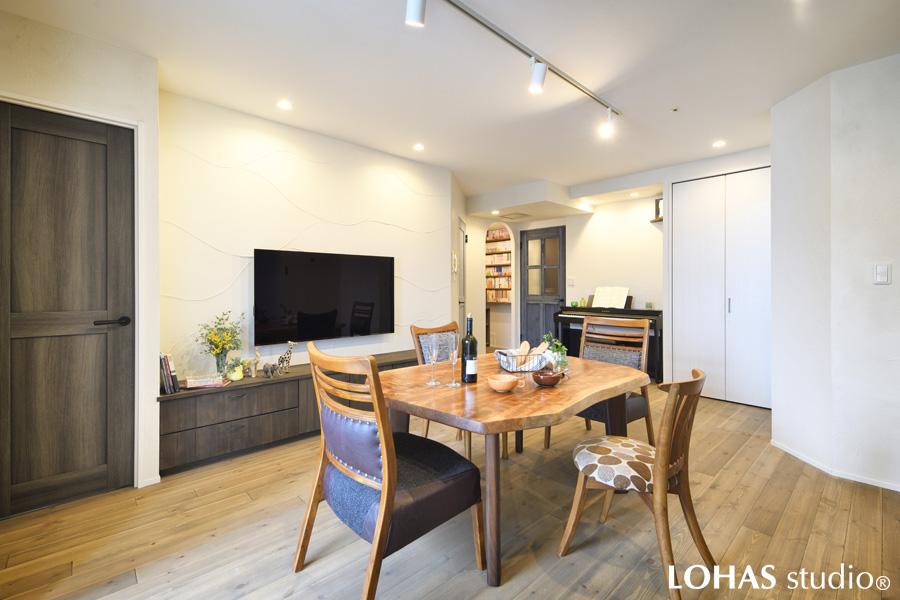 パイン材の無垢フローリングと真っ白の壁でナチュラルテイストのリビングダイニング。ここからそれぞれのプライベートルームへ繋がっている作りとなっています。小上がりに収納スペースをまとめて設けることで、すっきり広々とした印象となりました。