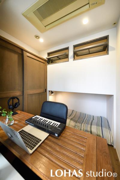息子さまの個室は下半分をベッドスペースにお作りしました。ほどよいおこもり感で寛げます。上部には回転窓を取り付けることにより、風や光を通せるようにしました。